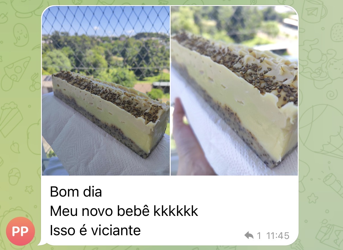 Aluna do Método AGS preparando cosmético natural artesanal