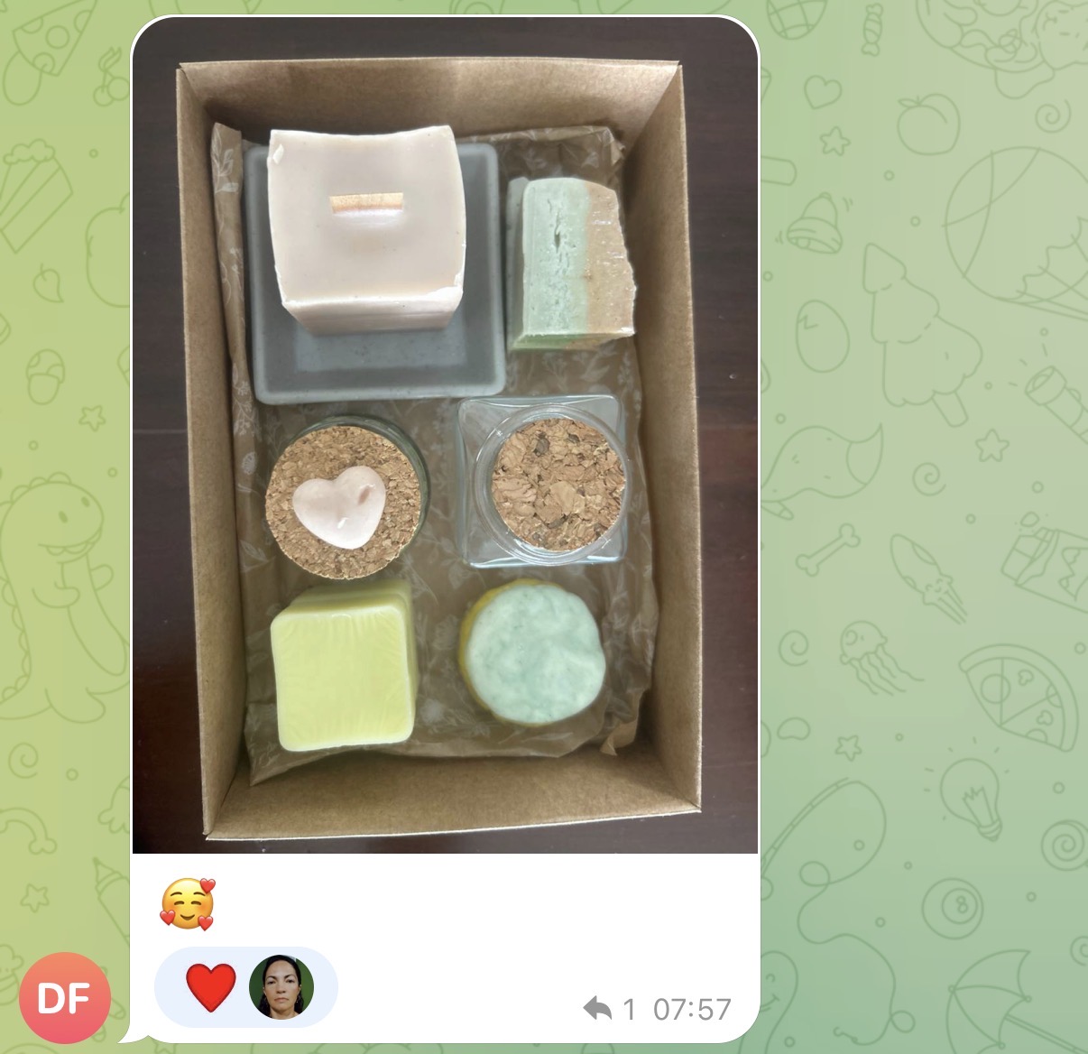 Aluna misturando ingredientes naturais para cosmético