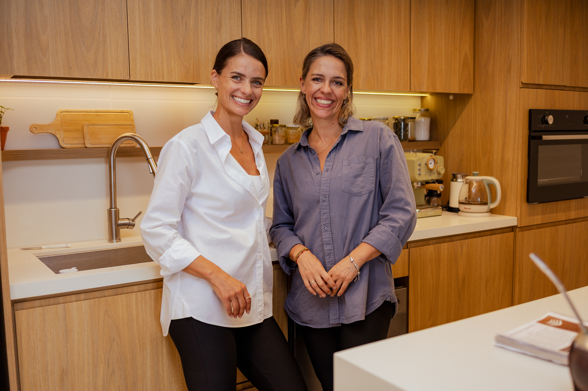 Sara e Priscila, fundadoras da escola de cosméticos naturais Alma de Mar Amar